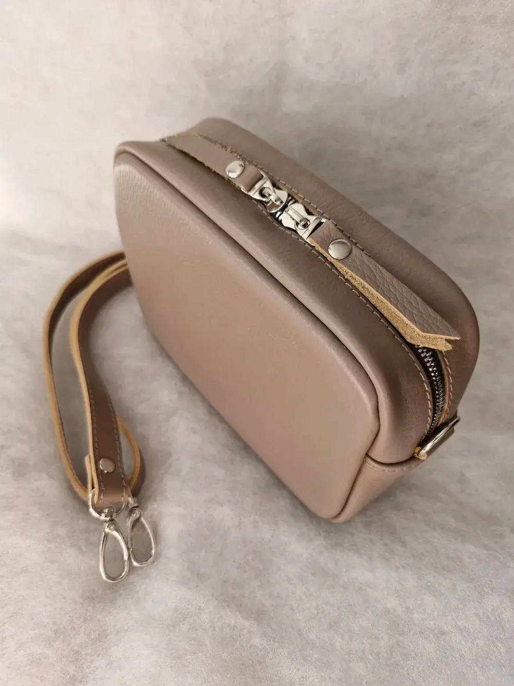 Сумка женская из натуральной кожи бежевая через плечо