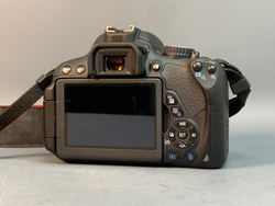 Canon 650D kit 18-55mm 3.5-5.6 IS II 2.400 кадров