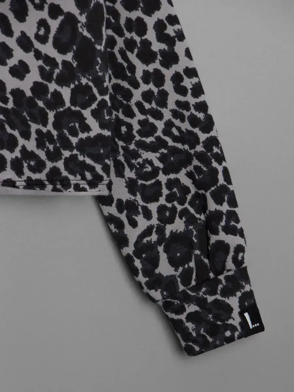 Лонгслив для девочки укороченный, леопард