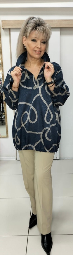 Блузон-туника в синем цвете с бежевым принтом и кулиской