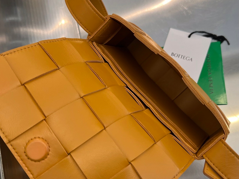 Bottega Veneta Small Cassette 19 cm