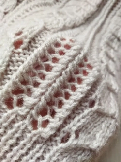 Жилет вязаный ажурный