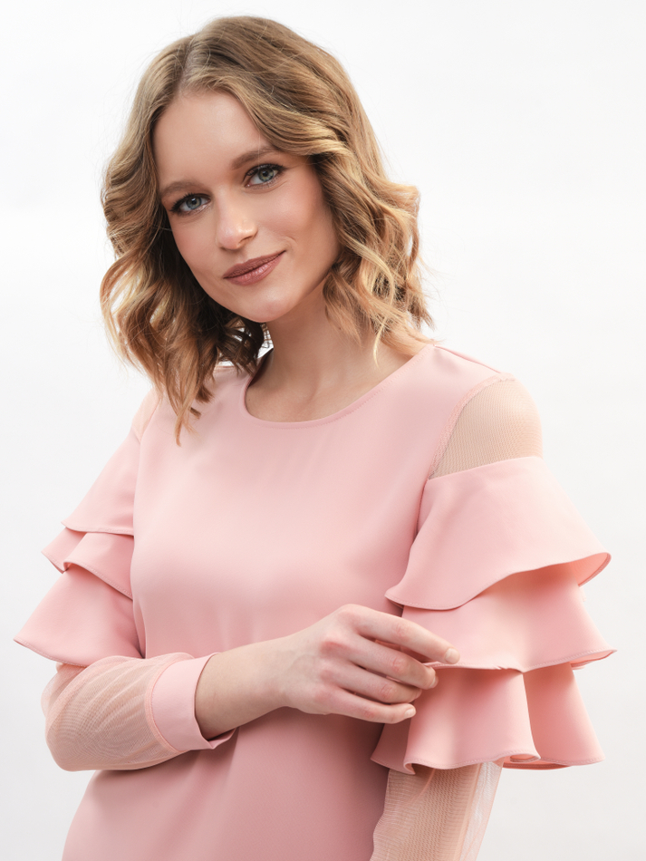 Платье с воланами на рукавах