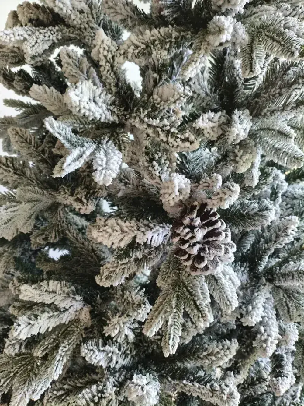 Заснеженная елка с гирляндой встроенной и шишками «Saint Paul» Сейнт Пол (Литая+пвх) 240 см / 2,4 м