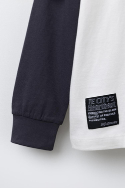 ZARA ФУТБОЛКА С ДВОЙНЫМИ РУКАВАМИ И КОНТРАСТНОЙ НАДПИСЬЮ, ЭКРЮ/СИНИЙ