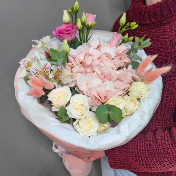 Авторский букет с розовой гортензией