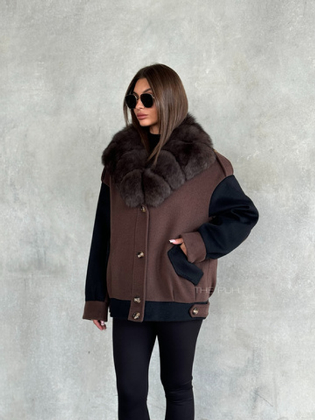 Шоколадная куртка с черными рукавами