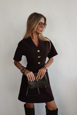 Платье с акцентными пуговицами и поясом