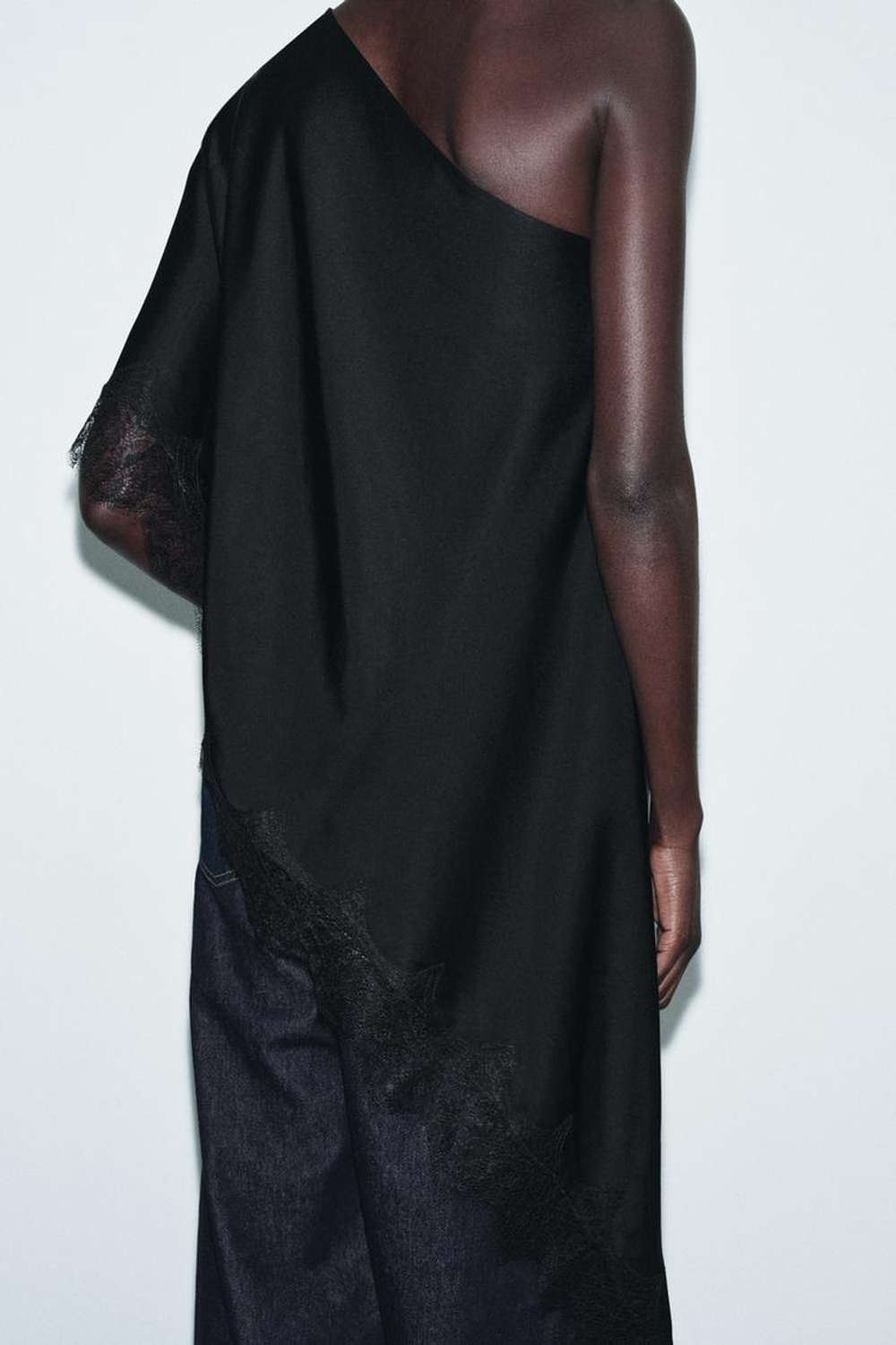 ZARA АСИММЕТРИЧНЫЙ ТОП С КРУЖЕВОМ — ZW COLLECTION, ЧЕРНЫЙ