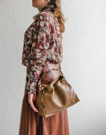 Женская сумка-кисет бежевого цвета