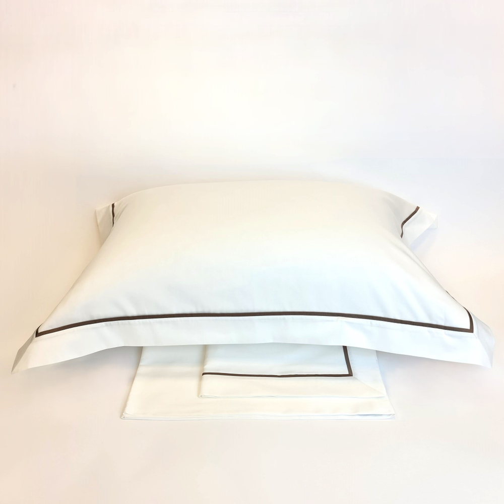 Постельное белье 2 спальное евро Сlaire&Caroll George белое с темно-коричневым кантом