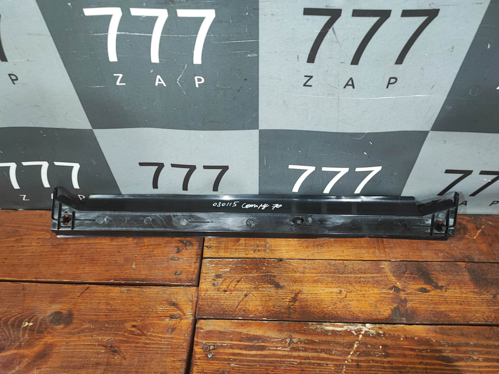 Дефлектор радиатора Toyota Camry (XV70) 17-нв Б/У Оригинал 1659425010