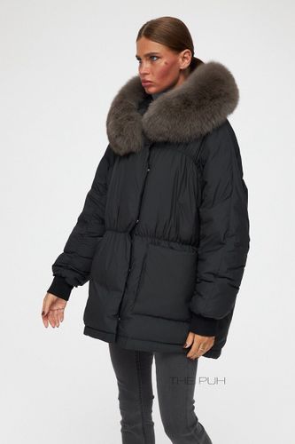 Черная объемная куртка с отделкой из меха