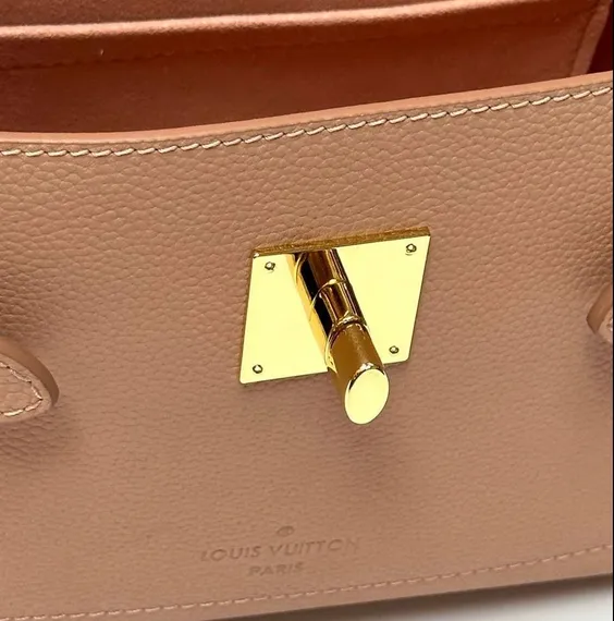 Сумка Louis Vuitton Lockme Ever Mini светло-розовый