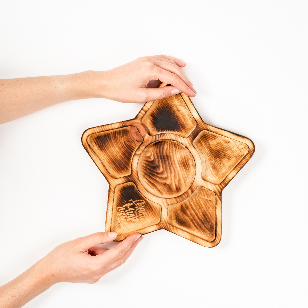 Менажница деревянная из сибирского кедра для подачи блюд и закусок с гравировкой "ДЕЛАЙ ЭТОТ МИР ЛУЧШЕ". MG100