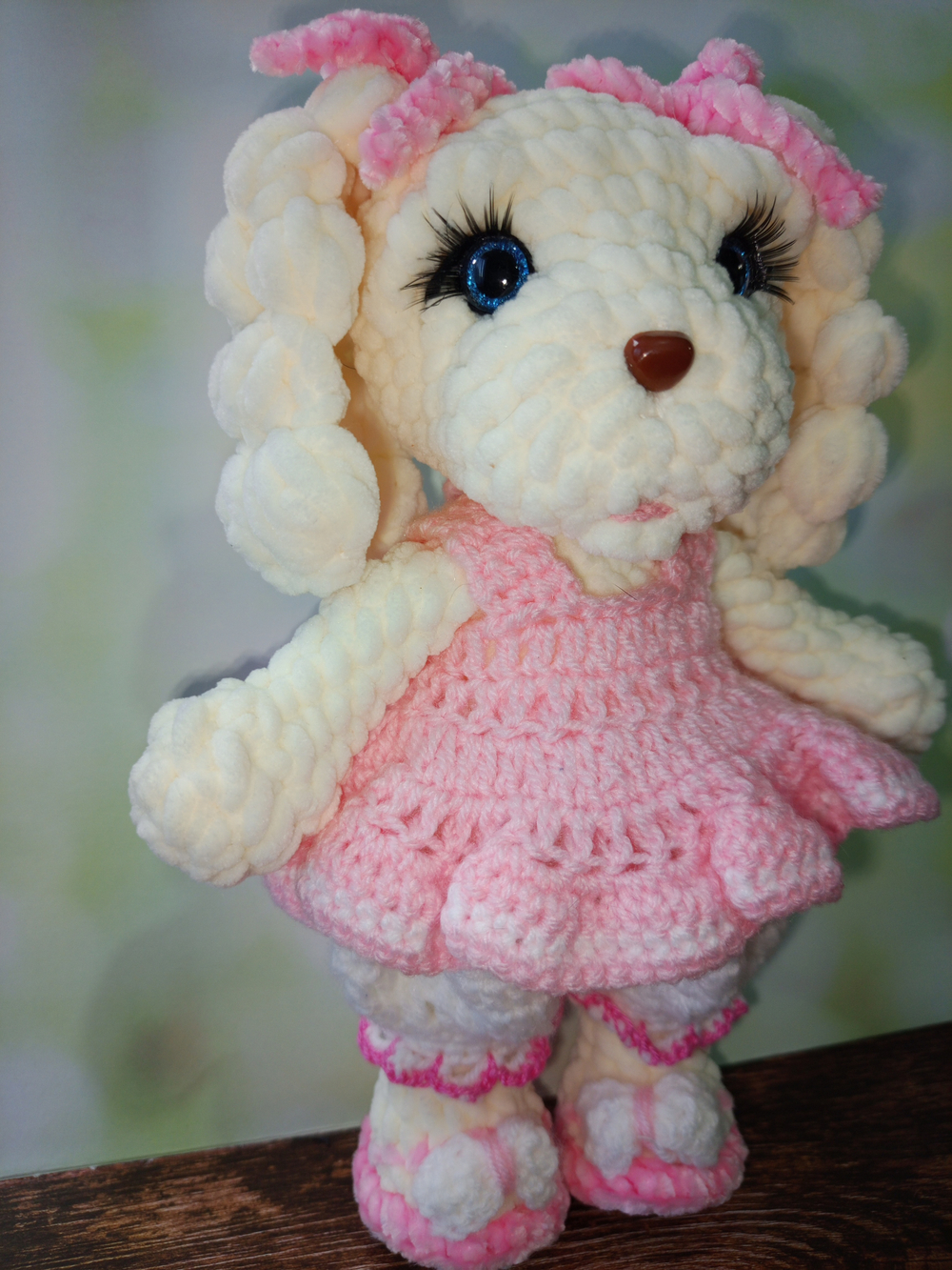 Вязанная игрушка ручной работы в единственном экземпляре с комплектом одежды