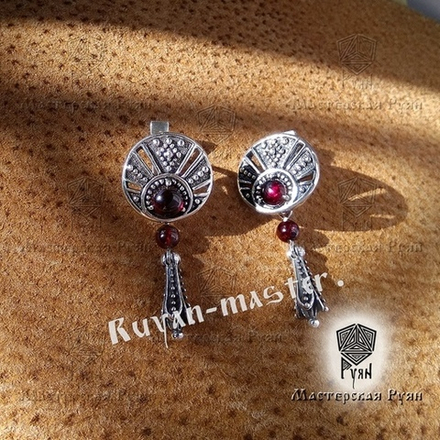Серьги "Луннички с камнями и привесками".