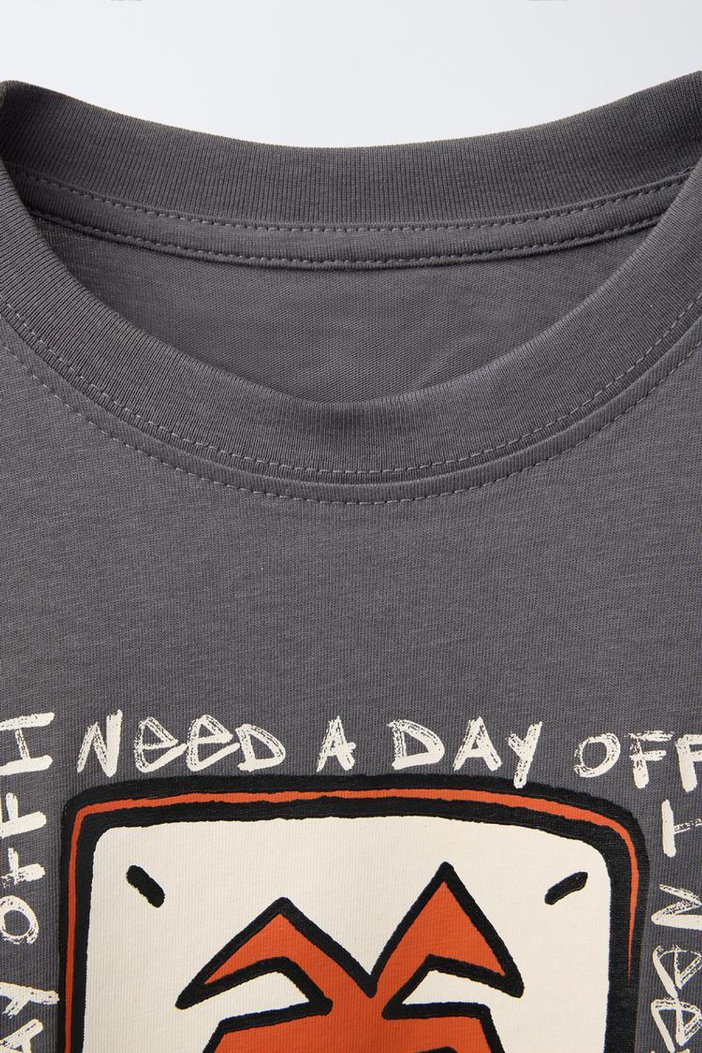 ZARA ФУТБОЛКА С ПРИНТОМ, АНТРАЦИТОВО-СЕРЫЙ