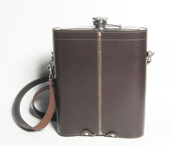 Средняя фляга туристическая в кожаной сумке-чехле со стопками, 6 предметов