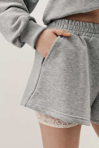 Шорты из футера укороченные сбоку цвета серый меланж