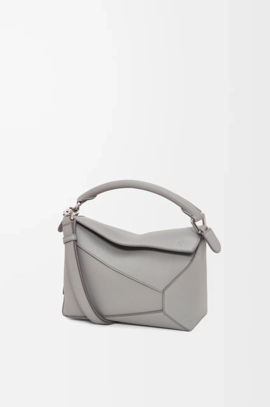 Loewe Маленькая сумка Puzzle Edge из мягкой зернистой телячьей кожи, жемчужно-серый