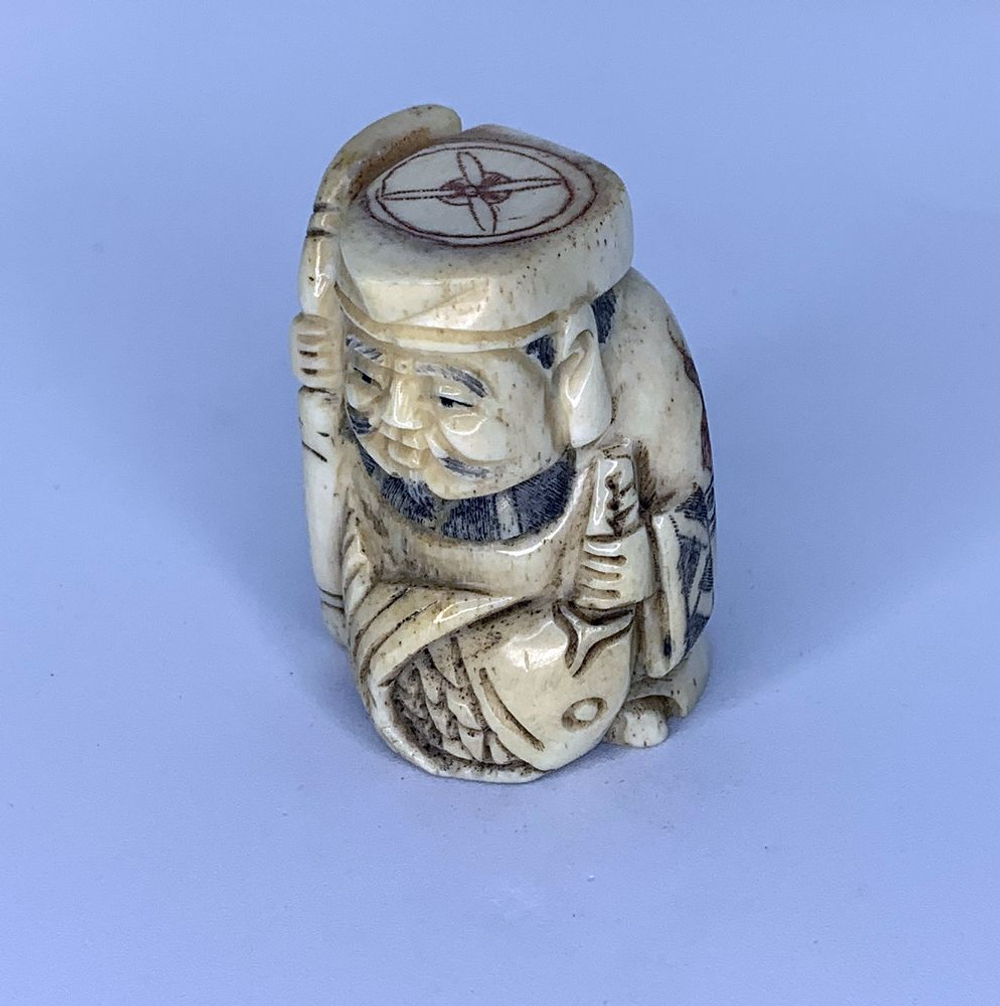 Нэцкэ Эбису со священным карпом и посохом