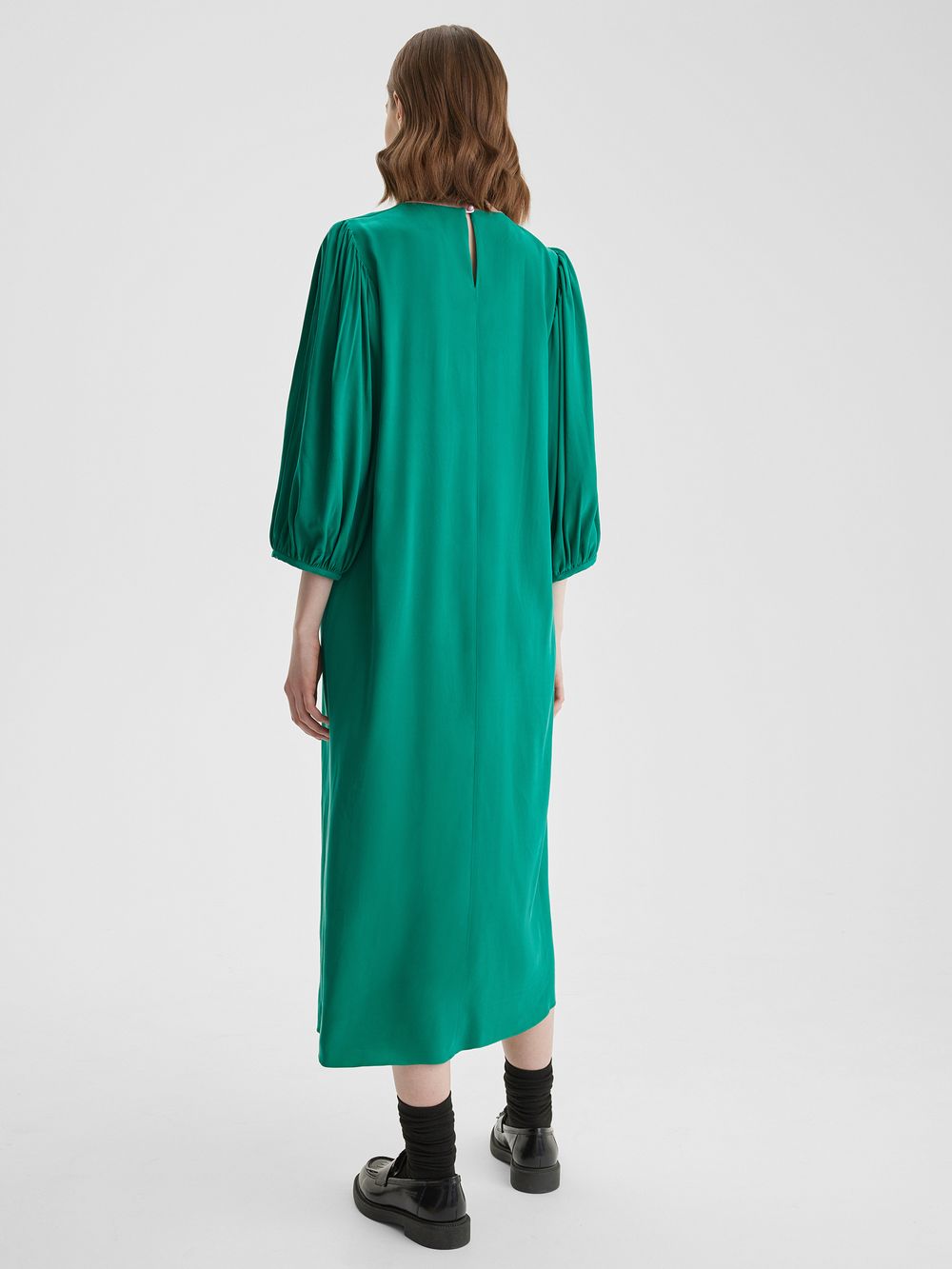Платье с пышными рукавами изумрудного цвета