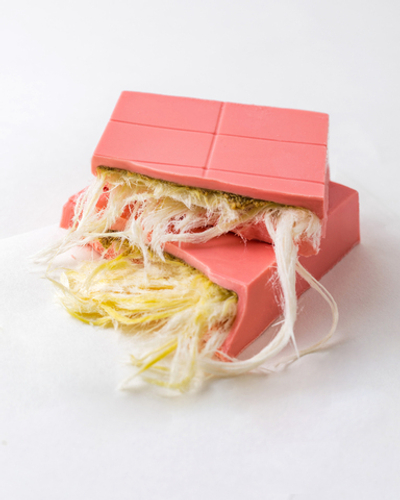 Шоколад розовый IGRIS с начинкой из фисташковой пасты и пишмание, 150г