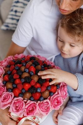 Шляпная коробка с клубникой в шоколаде