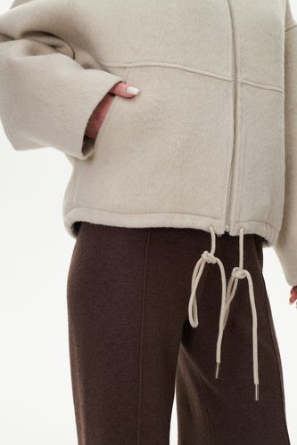 Бежевая куртка без утеплителя с объёмным капюшоном