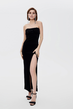 Платье с цветами на груди и разрезом