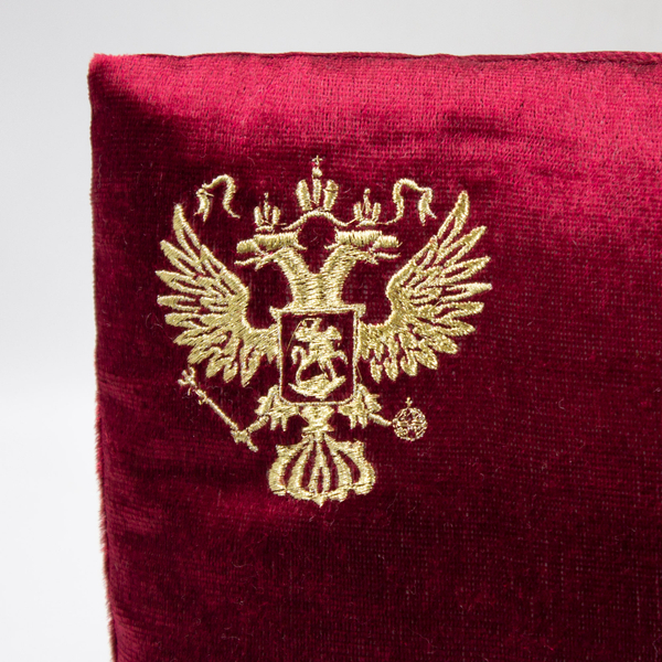 Орденская подушка с вышивкой Герб 27х27 см