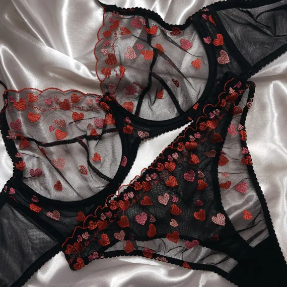 Вышивка на сетке сердечки (правая) 22 см