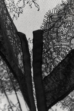 ZARA КРУЖЕВНОЙ ТОП АСИММЕТРИЧНОГО КРОЯ, ЧЕРНЫЙ