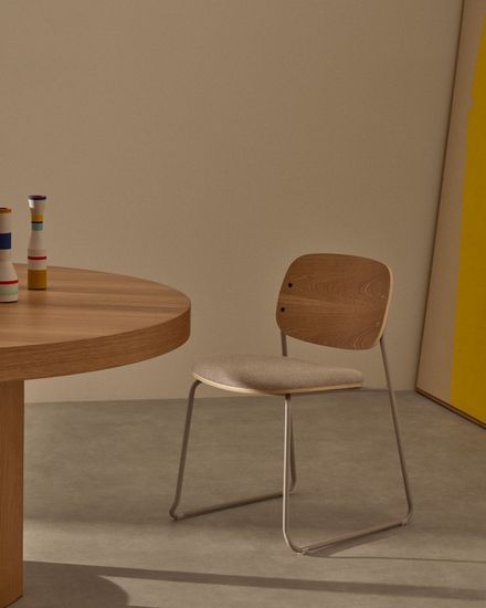 Стул Meli с сиденьем из бежевого шенилла и бежевыми металлическими ножками Испании La Forma