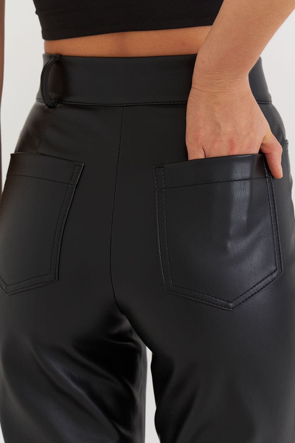 Брюки из экокожи прямые черного цвета