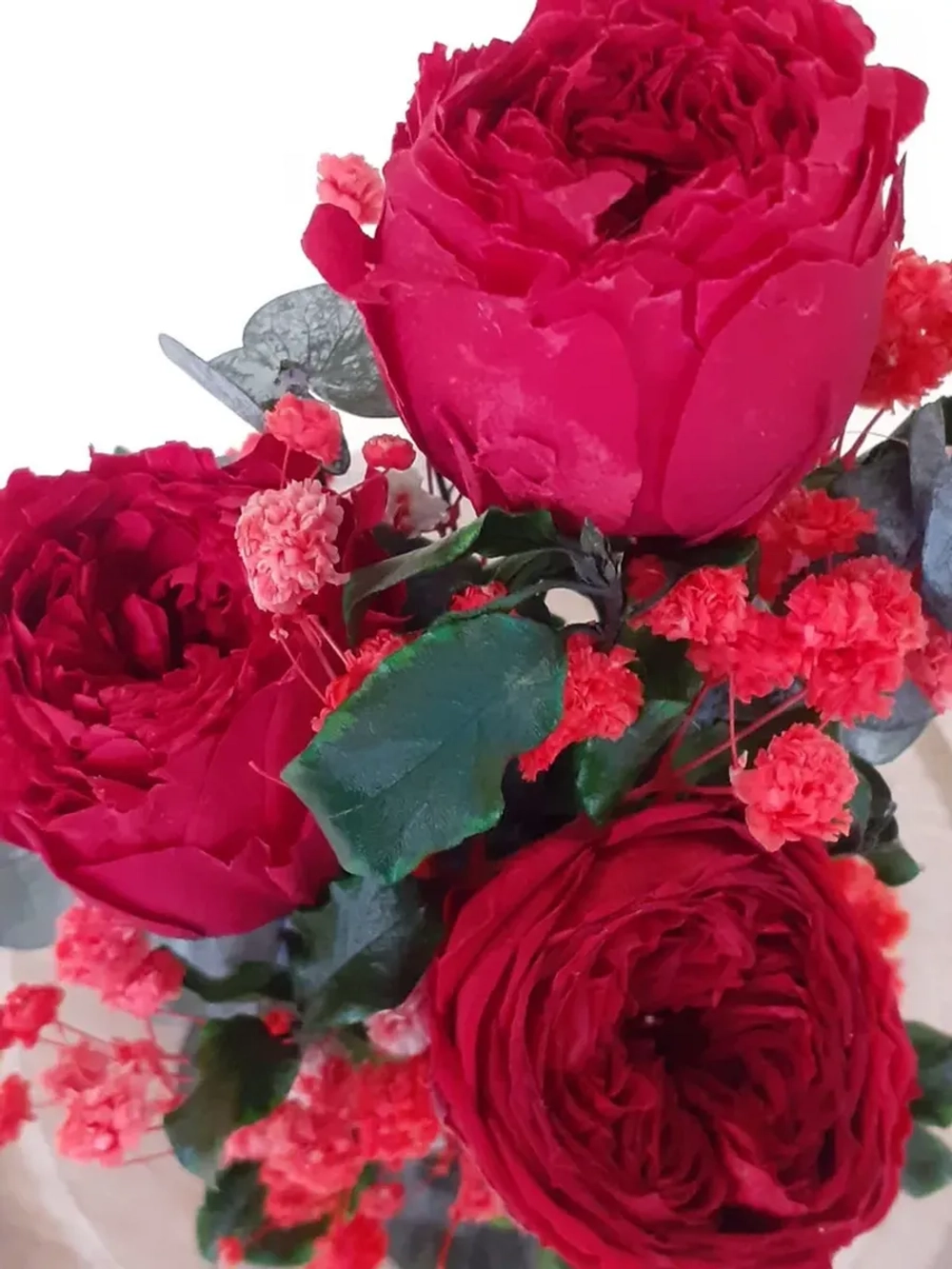 композиция из пионов, эвкалипта, лимониума