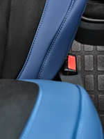 Чехлы Люкс VOLVO FH-13 после 2018 года: водитель от сиденья, пассажир от стойки кабины (один вырез под ремень) (экокожа, синий, черная вставка)