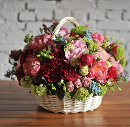 Корзина с пионами