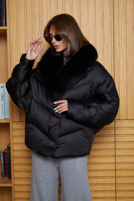 Черный пуховик с меховым воротником