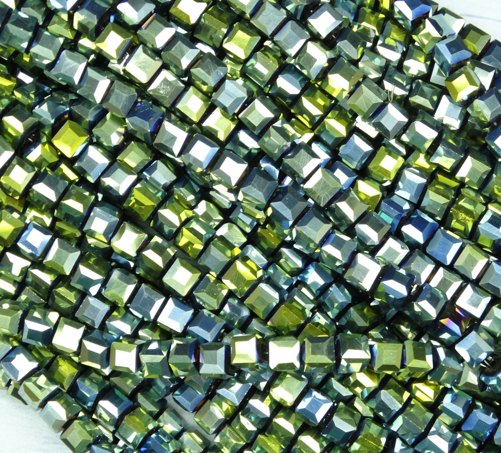БВЛ004НН3 Хрустальные бусины квадратные, зеленый металлик, размер 3 мм, кол-во: 63-65 шт.