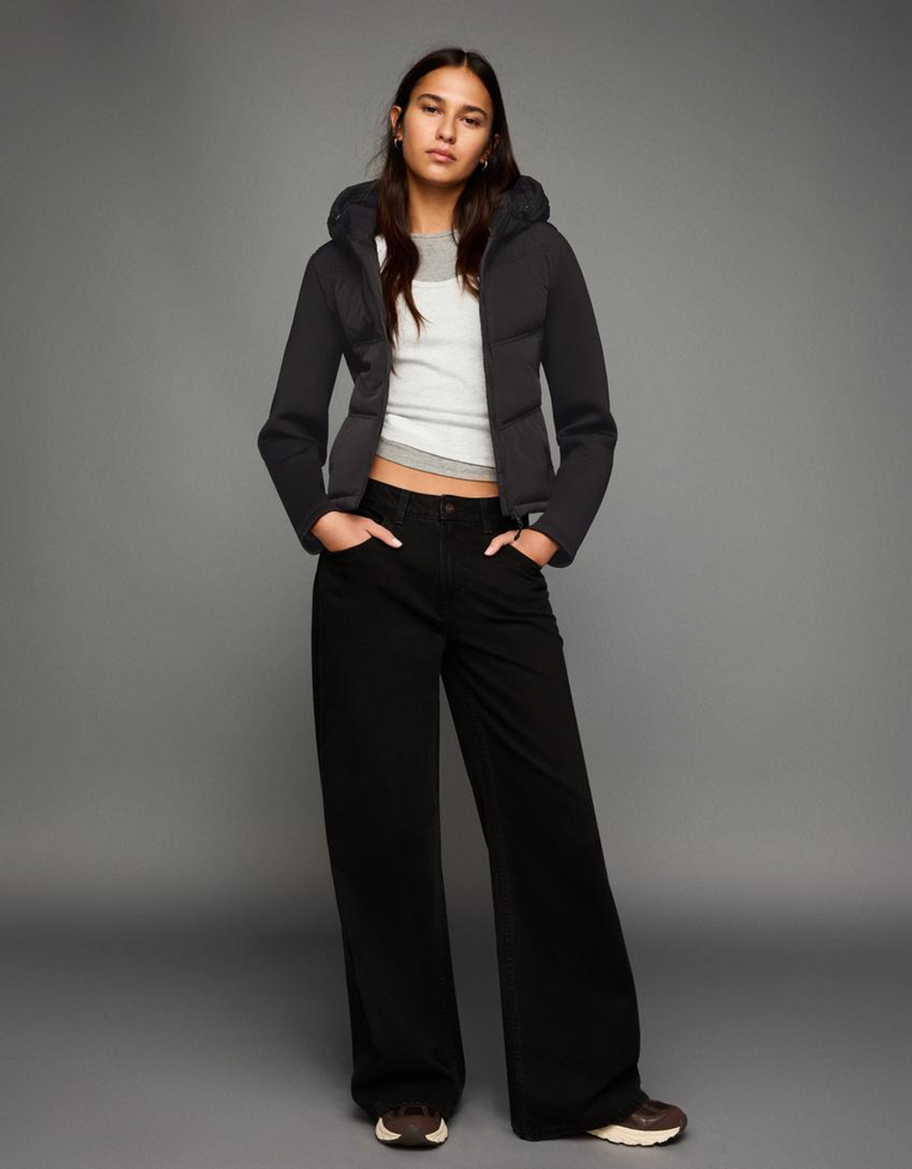 BERSHKA Куртка с капюшоном, черный