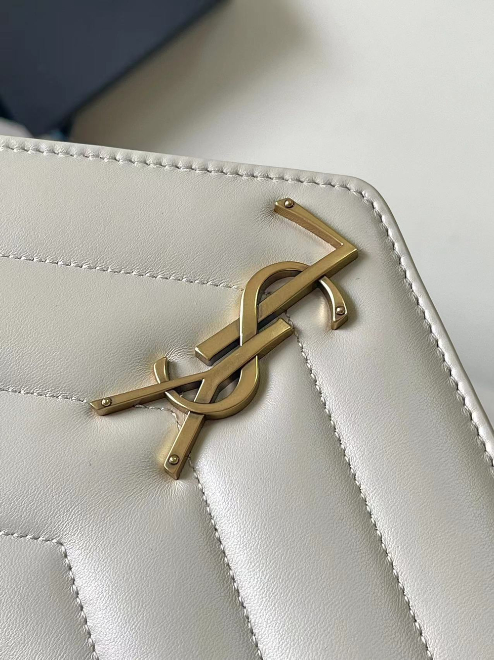 Saint Laurent Loulou Medium 29 cm