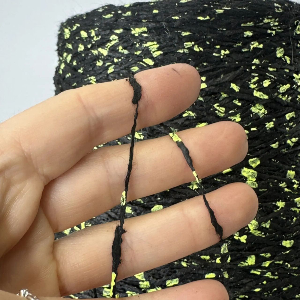 4728 B.P.F. -Vimar "экокожа"; 21% меринос, 65% полиуретан, 16% п/а, 14% p/a; 350м/100гр; col.p72, цвет: черный с неоновыми желтыми крапинами; фантазийная пряжа