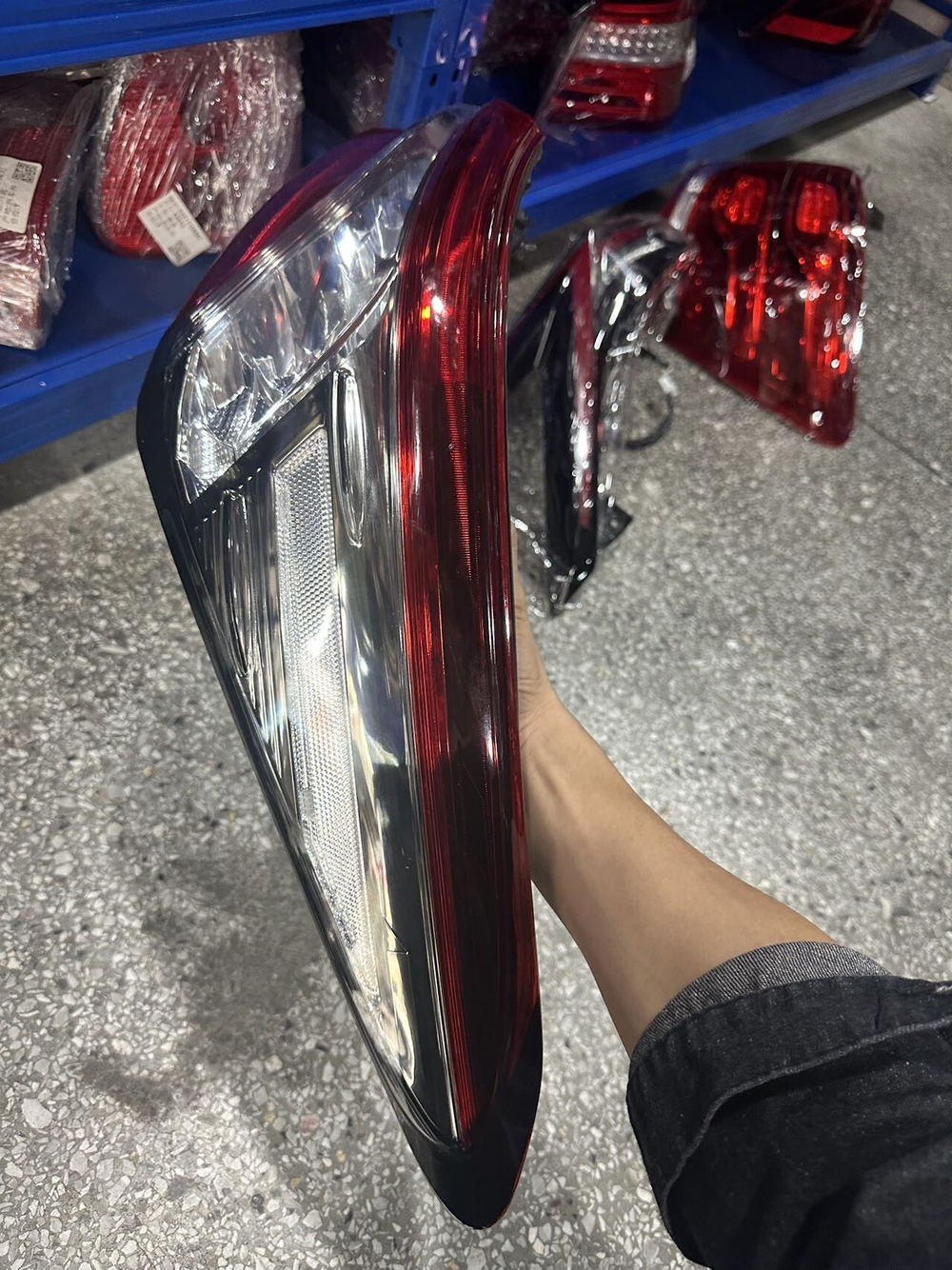 Задний левый или правый фонарь (Tail light) Toyota Camry оригинал