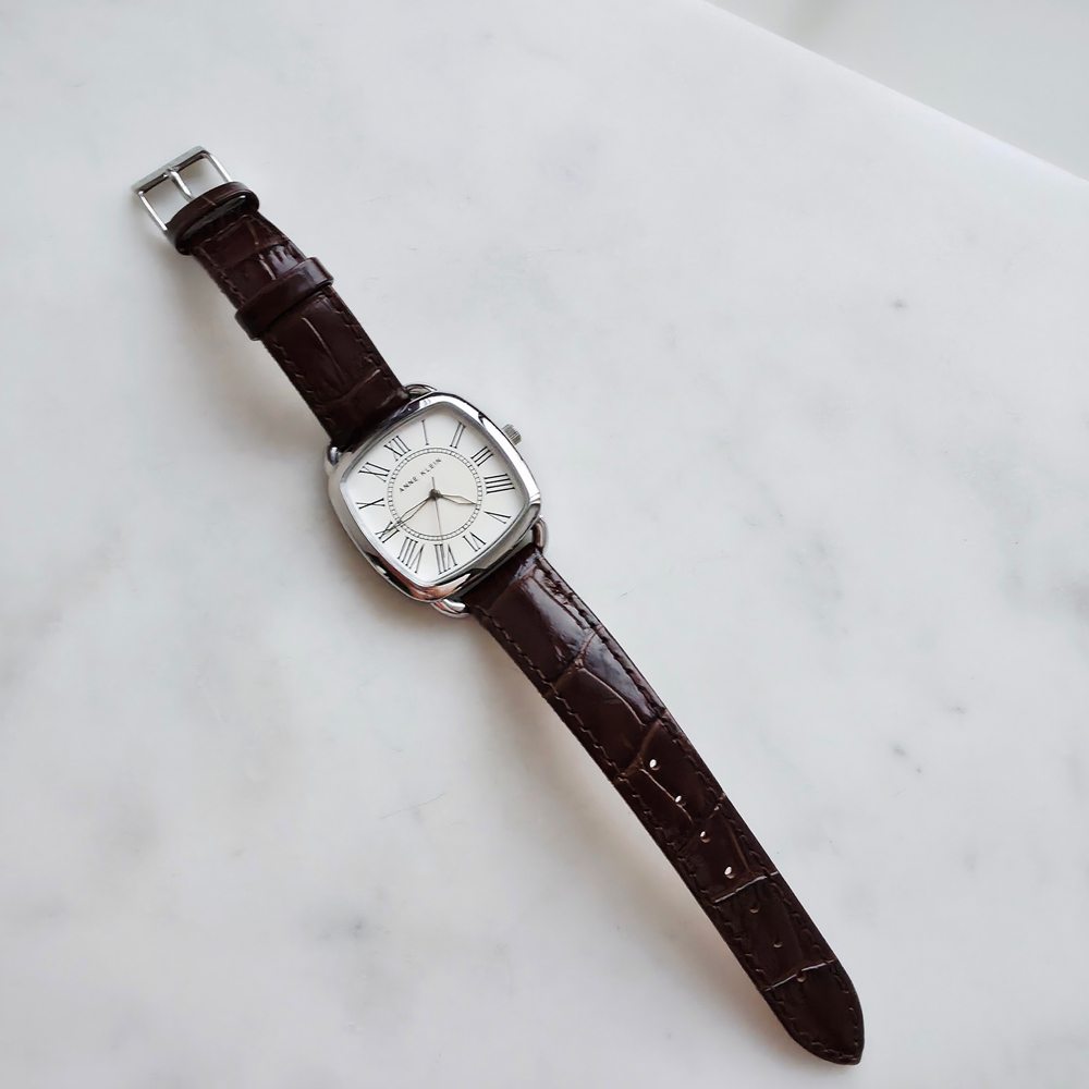 Часы Anne Klein на кожаном ремешке