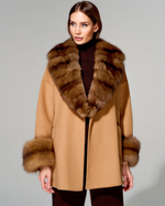 Укороченное кашемировое пальто с меховой отделкой