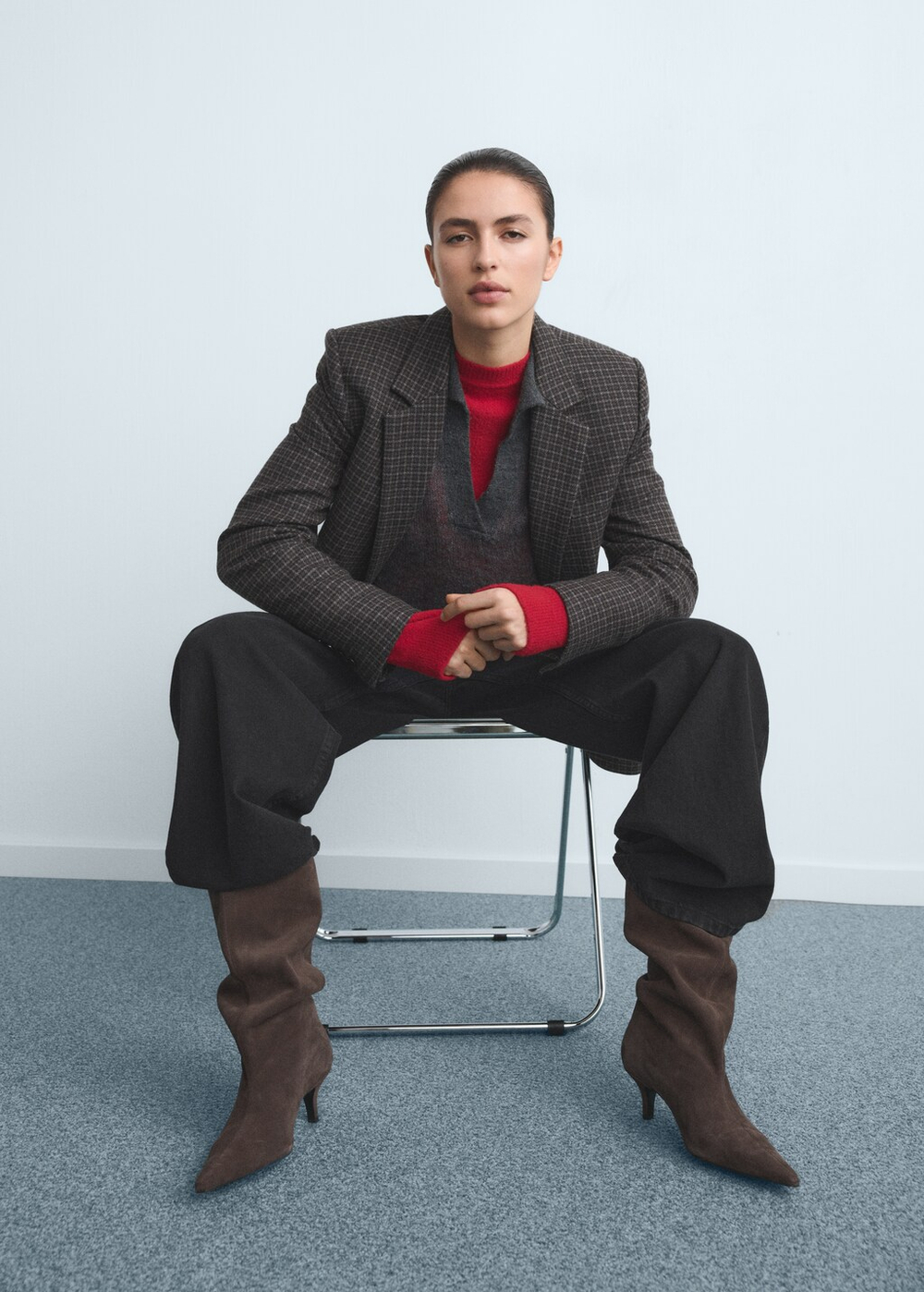 Джинсы с широкими штанинами и средней посадкой