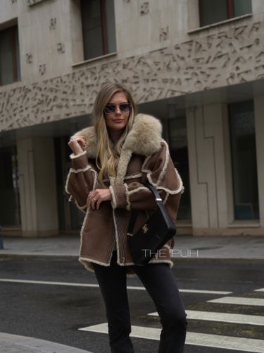 Коричневая дубленка с мехом песца на капюшоне