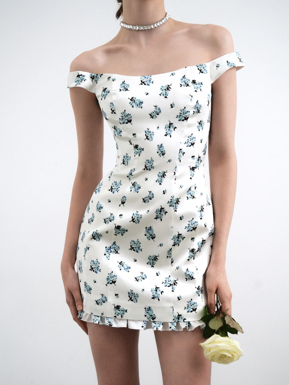 Клео мини (Cleo mini), платье мини из молочного атласа с цветочным принтом